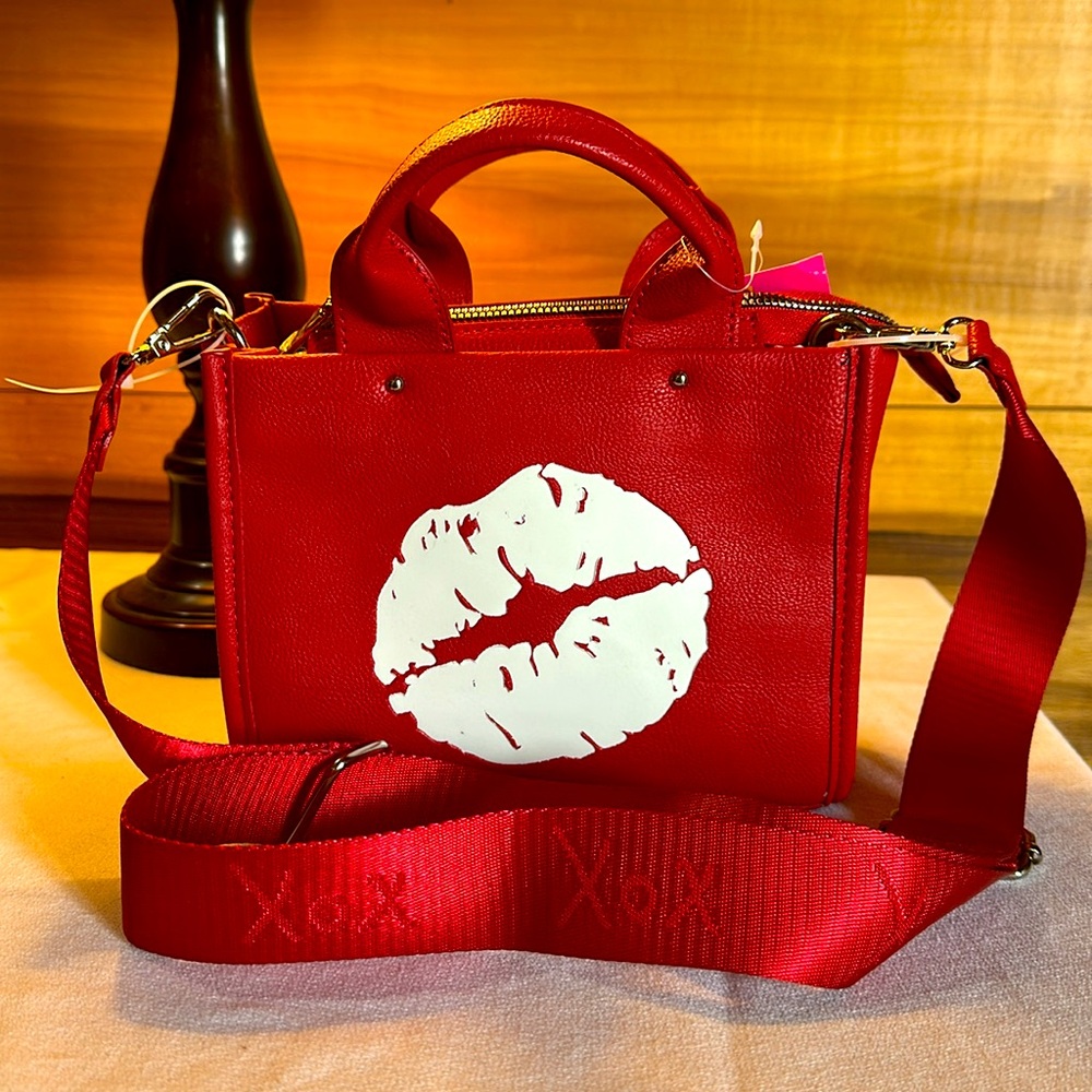 💋💋NWT Betsey Johnson Red XOXO Purse